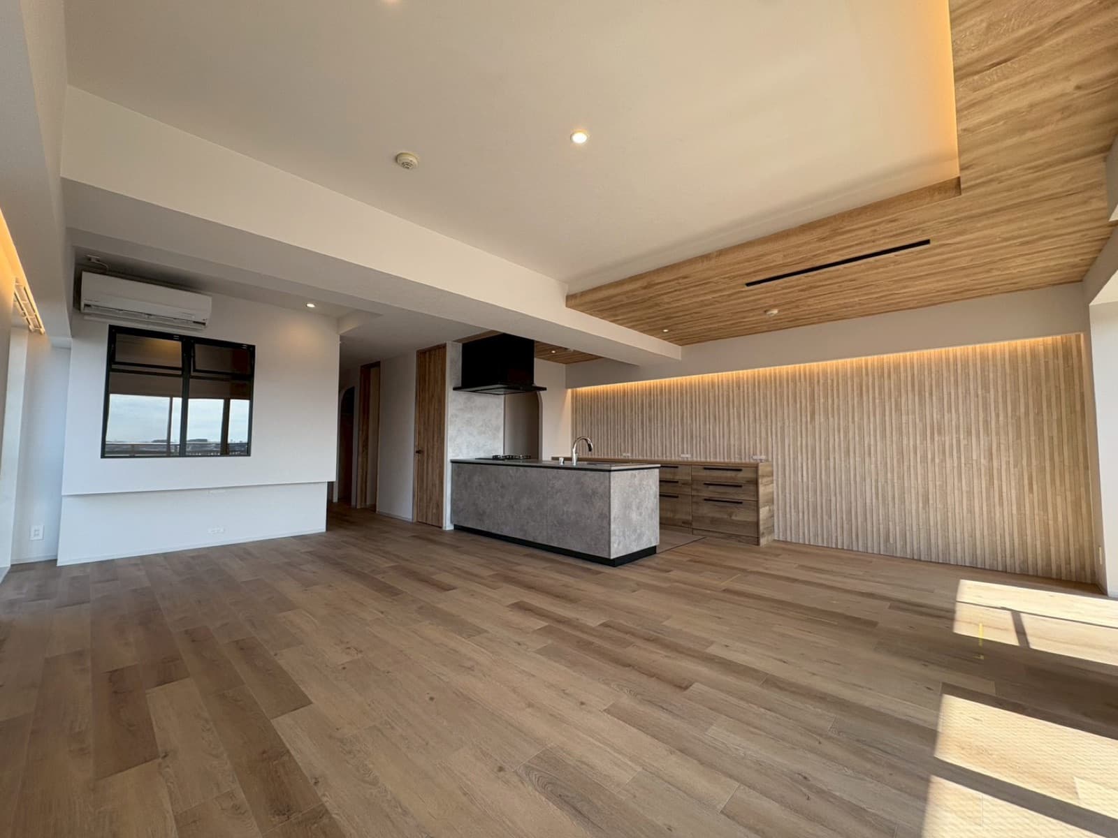 23帖LDKを実現した86㎡マンションフルリノベーション｜真鍮が映えるナチュラルな住まい の室内写真 2